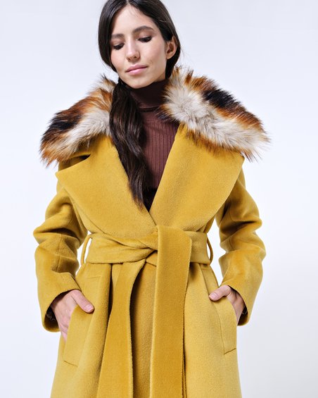 Пальто классическое золотого цвета в стиле casual