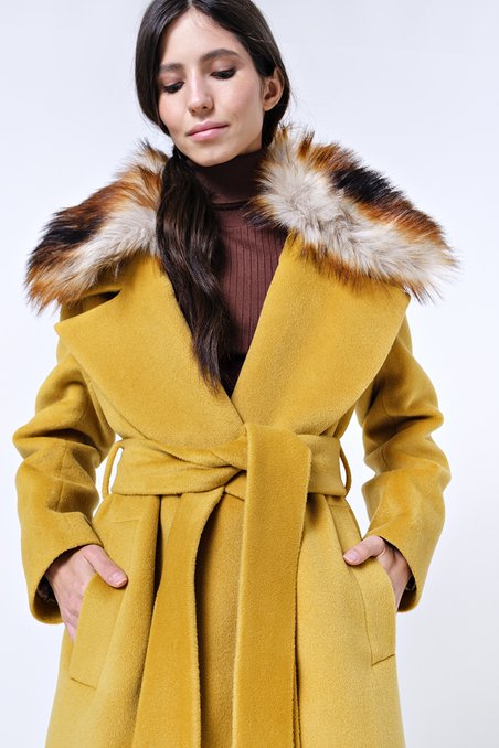Пальто классическое желтого цвета с мехом