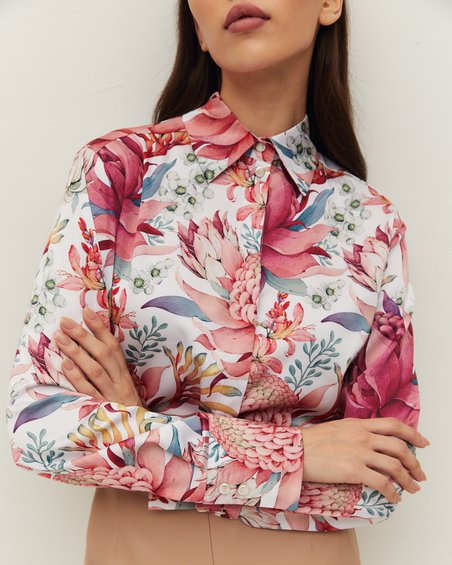 Блуза классическая пудрово-розового цвета с цветочным принтом