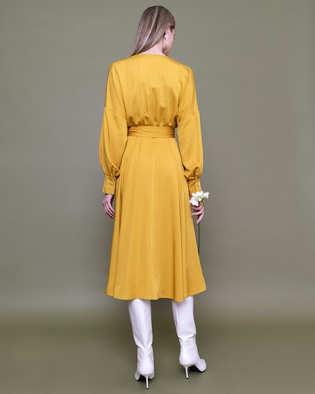 Платье базовое яркого цвета в классическом стиле