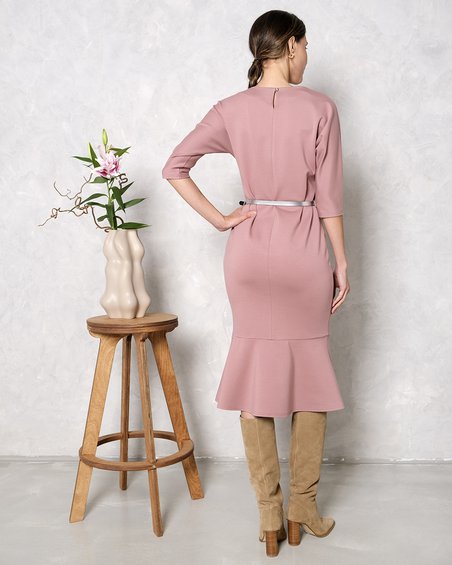 Платье с воланом розового цвета