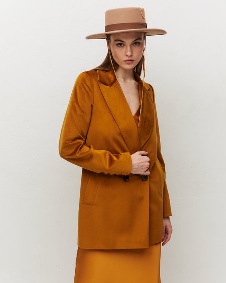 Пальто двубортное яркого цвета из бархатной ткани