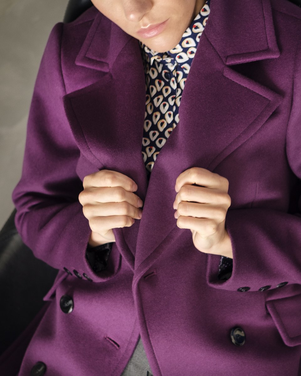Пальто прямого силуэта в фиолетовом цвете 
