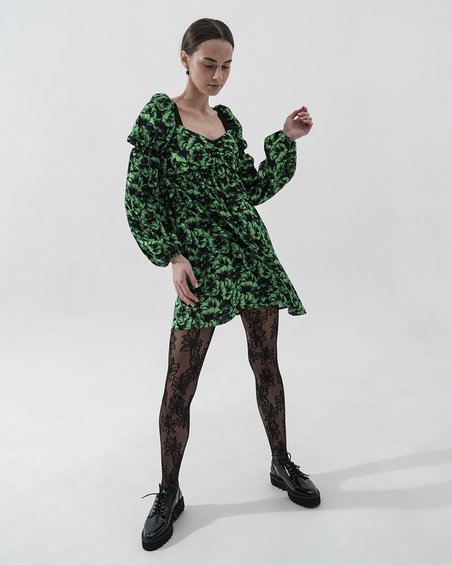 Платье черно-зеленое короткое с объемным рукавом