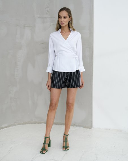 Блуза в стиле минимализм с тканевым ремнем