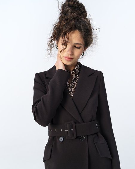Пальто двубортное темного цвета с рукавом длиной до запястья