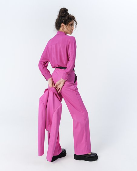 Блуза неоного-розового цвета в конструктивном стиле
