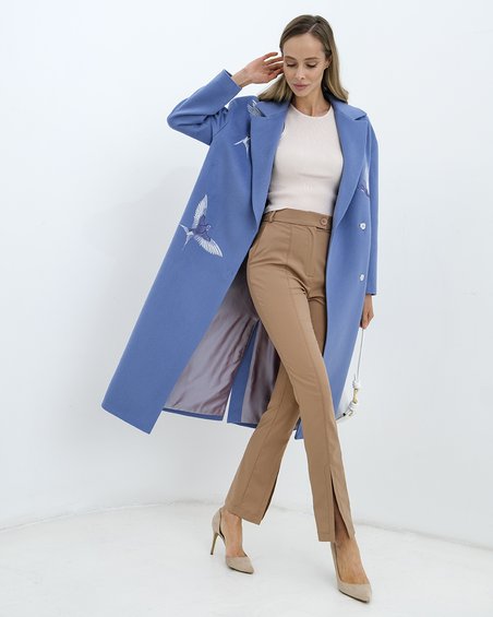 Пальто классическое нежно-голубого цвета со шлицой сзади