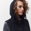 Манишка с капюшоном из водоотталкивающего бархата.