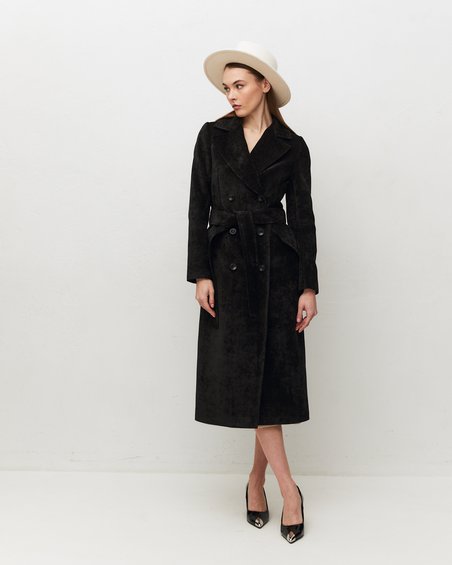 Пальто классическое темного цвета с удлиненными лацканами