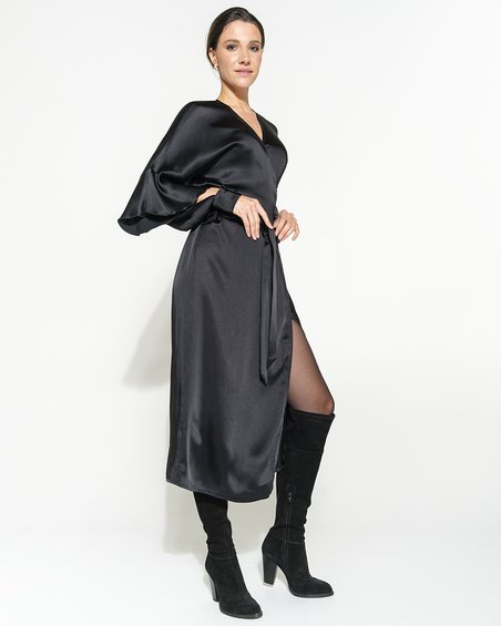 Черное вискозное платье на запах и рукавом с воланом
