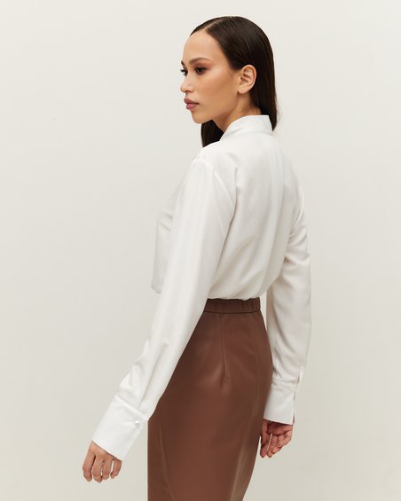 Блуза классическая бежевого цвета в винтажном стиле