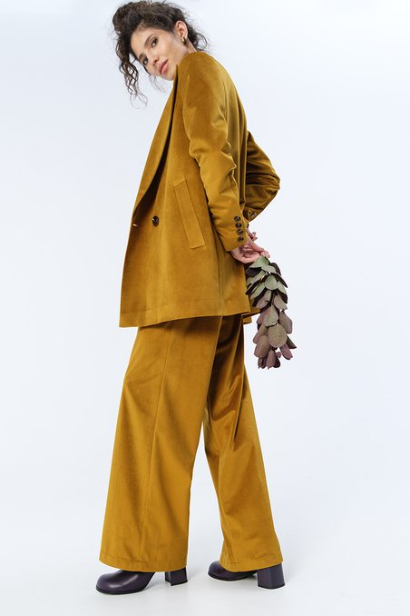 Пальто двубортное желтого цвета с английским воротником с лацканами