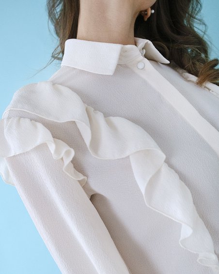 Блуза молочного цвета с оборками