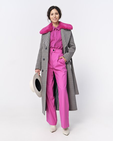 Пальто с ярко-розовым воротником