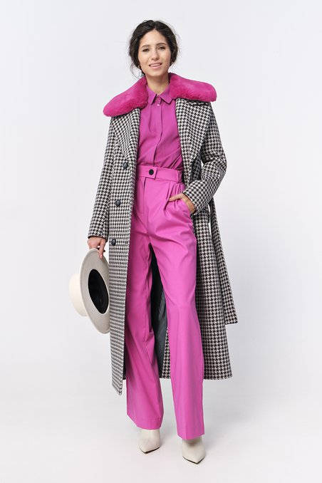 Пальто с ярко-розовым воротником