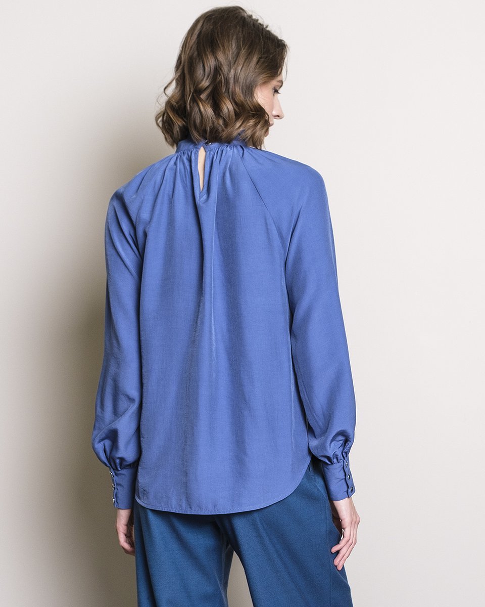 Блуза из тенсела, с треугольным вырезом