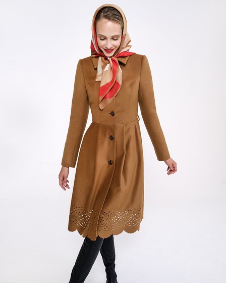 Зимнее пальто цвета camel с фестонами на юбке www.EkaterinaSmolina.ru