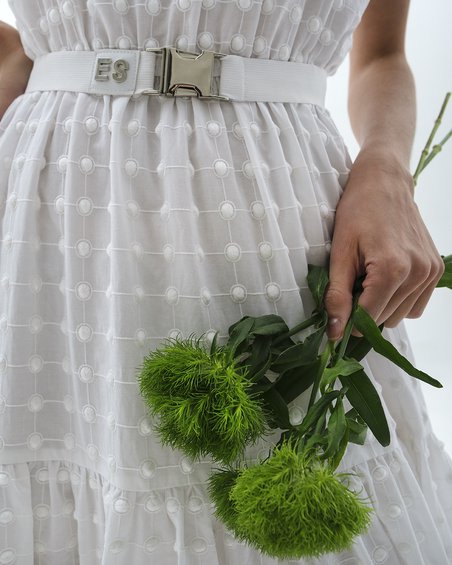 Платье-сарафан из белого шитья с пышной ярусной юбкой