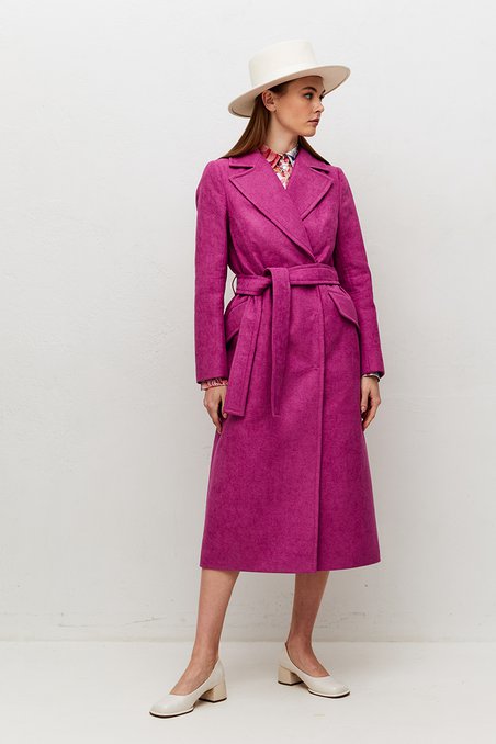 Пальто классическое неоного-розового цвета в городском стиле