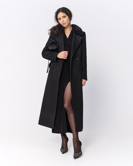 Пальто двубортное темного цвета в городском стиле
