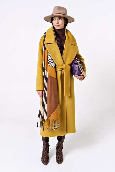 Пальто классическое мандаринового цвета с мехом