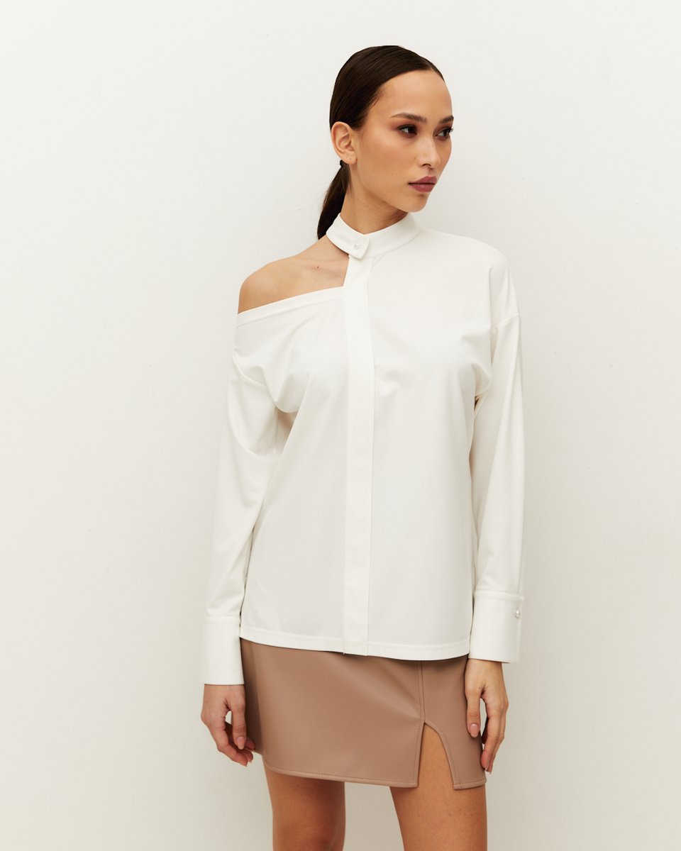 Блуза с воротником стойкой о открытым плечом