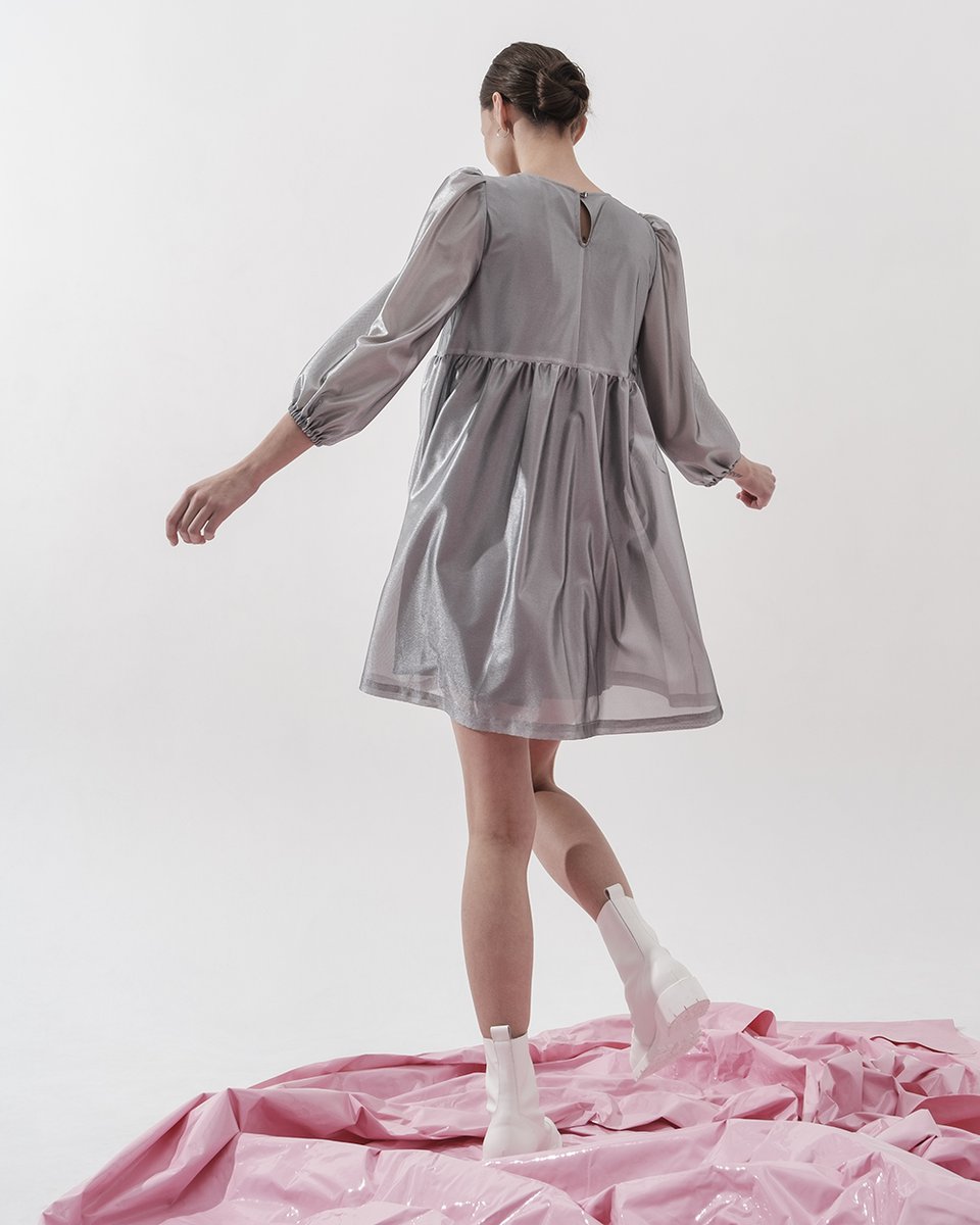 Платье серебряного цвета с воланами