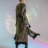 Двустороннее платье на запах, с кистями на поясе