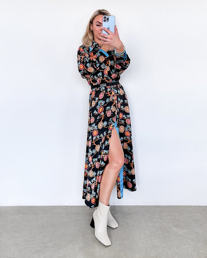 Платье-рубашка песочного цвета с прорезными карманами