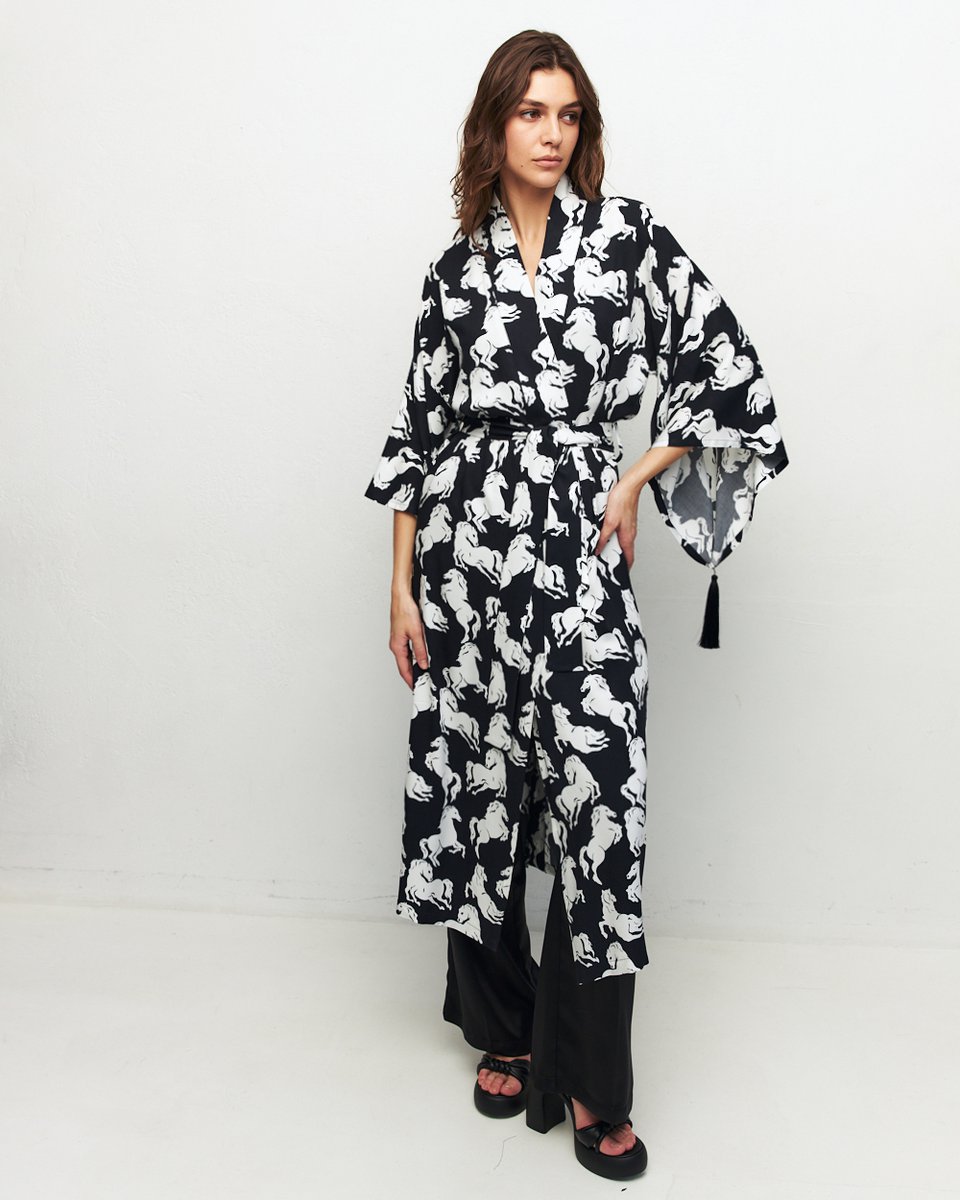 Платье-кимоно в принт "Лошади"