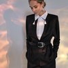 Белая блуза с кисточками на воротнике