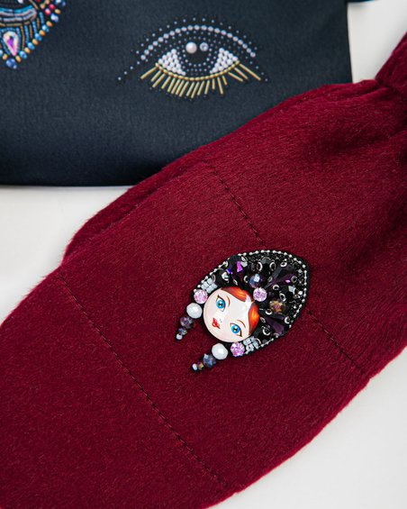 Варежки с декором «Матрешка», бордовые