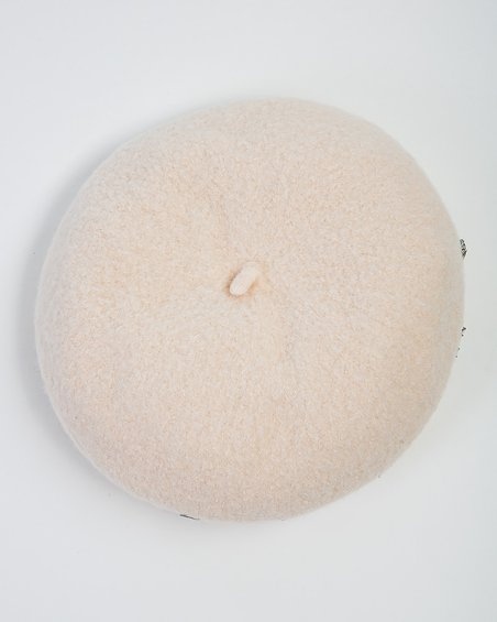 Берет с буквами в молочном цвете