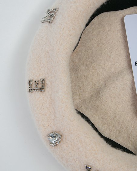 Берет с буквами в молочном цвете