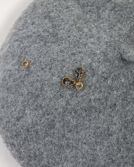 Берет со стразами пчелы в светло-сером цвете