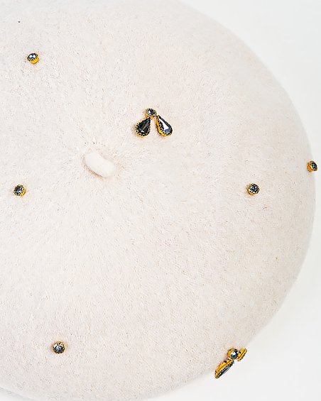 Берет со стразами пчелы в молочном цвете