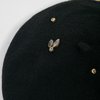 Берет черного цвета со стразами пчелы