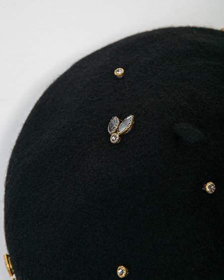 Берет черного цвета со стразами пчелы