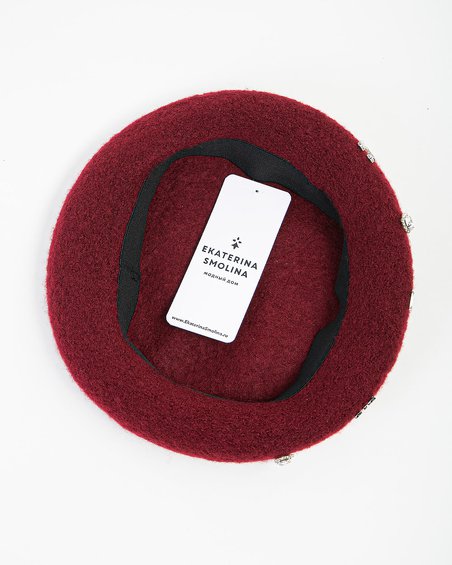 Берет с буквами в винном цвете