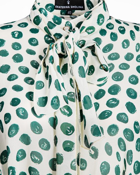 Блуза цвета айвори в зеленый горошек