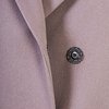 Пальто с цельнокроенным рукавом в цвете миндаля с меховым воротничком.