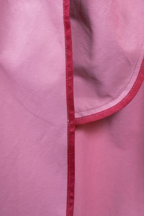 Двубортный тренч с широкой кокеткой ягодно-сливочного цвета.
