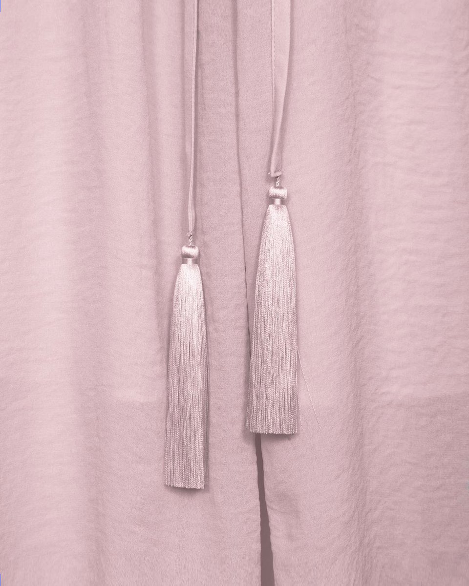 Платье розового цвета из шифона c декоративными кистями