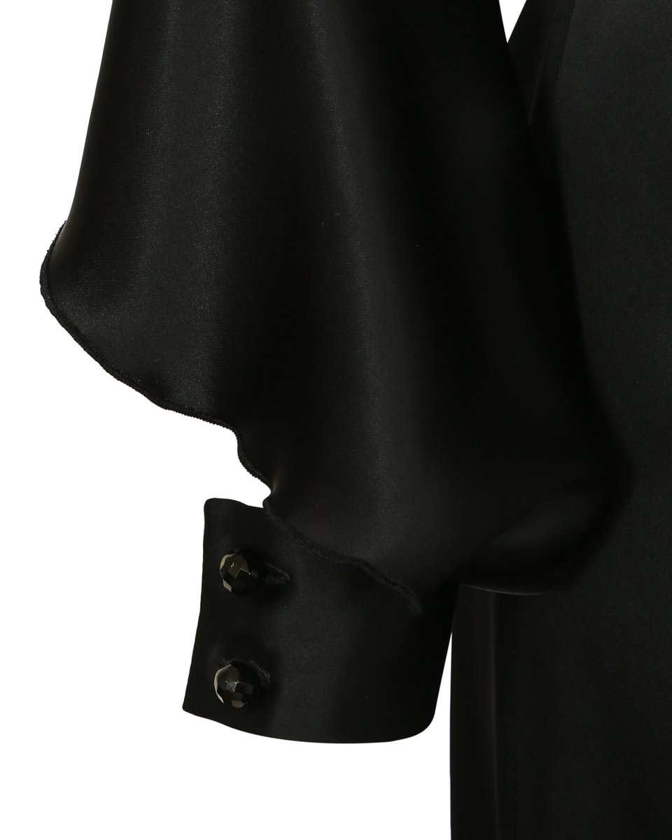 Черное вискозное платье на запах и рукавом с воланом