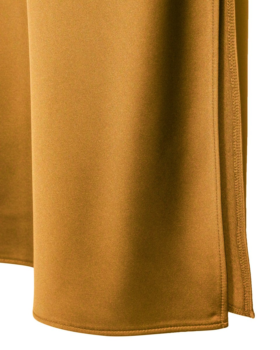 Платье-сорочка из атласа с разрезом