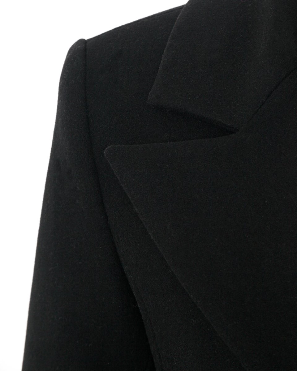 Пальто черного цвета приталенного кроя