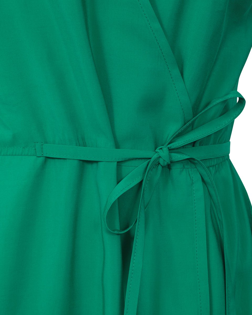 Платье-сарафан на запах в  зеленом цвете