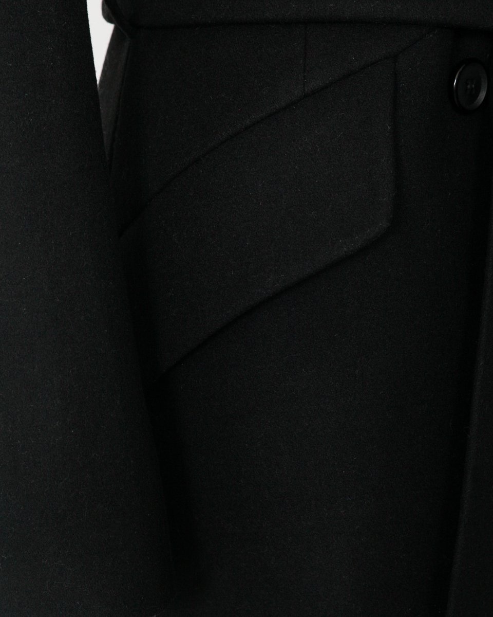 Пальто черного цвета приталенного кроя