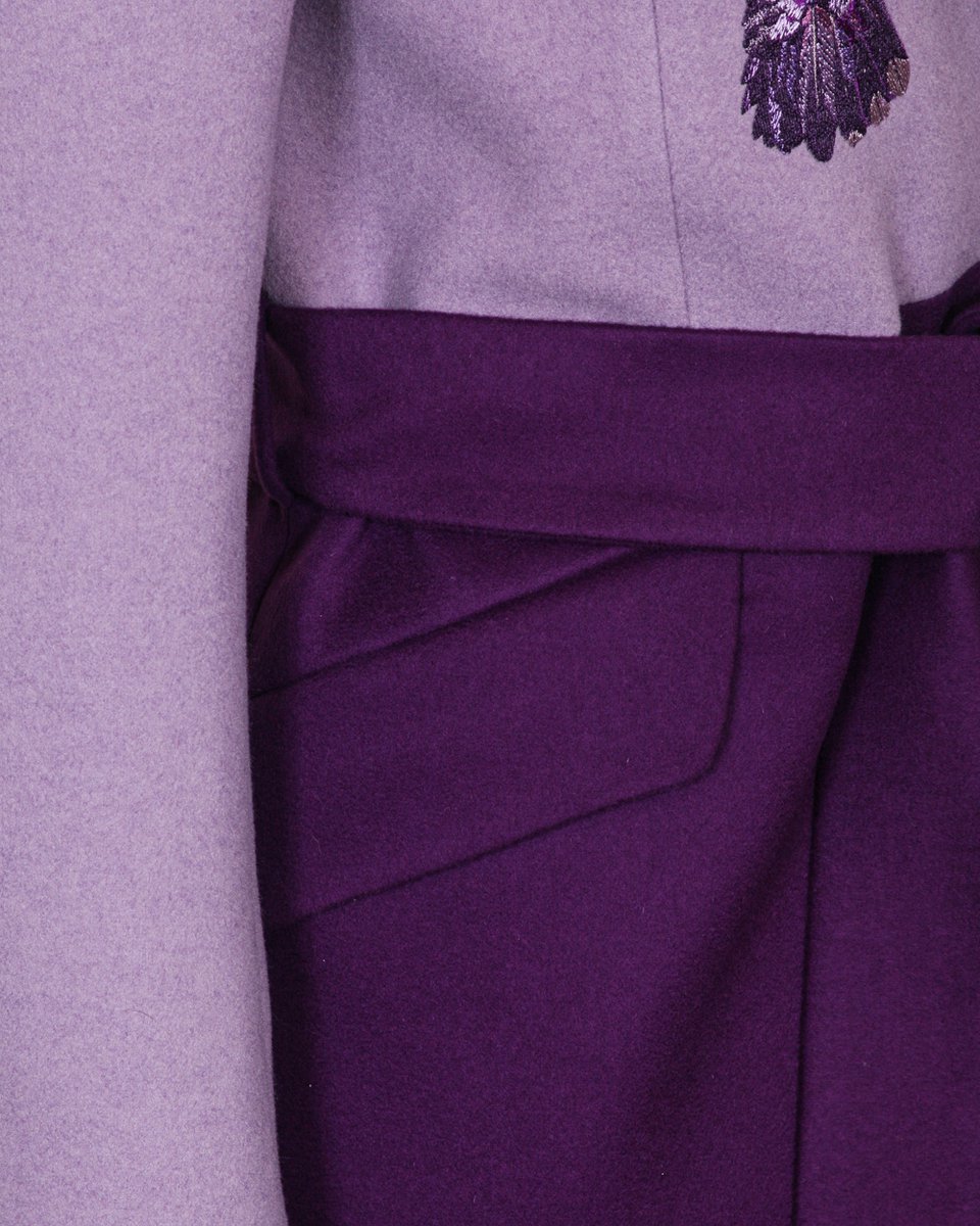 Пальто колорблок с вышивкой «Колибри»
